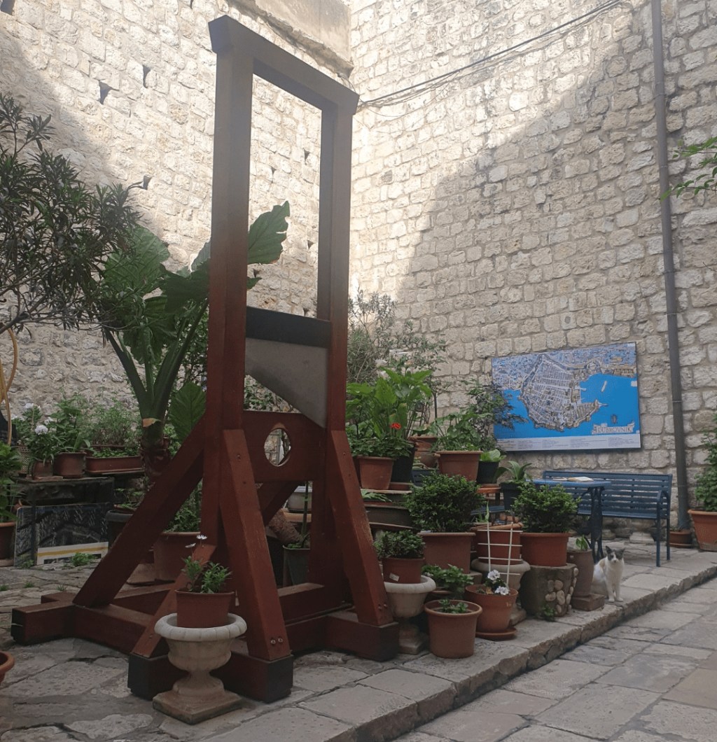 Jeanne: Giyotinli kedi